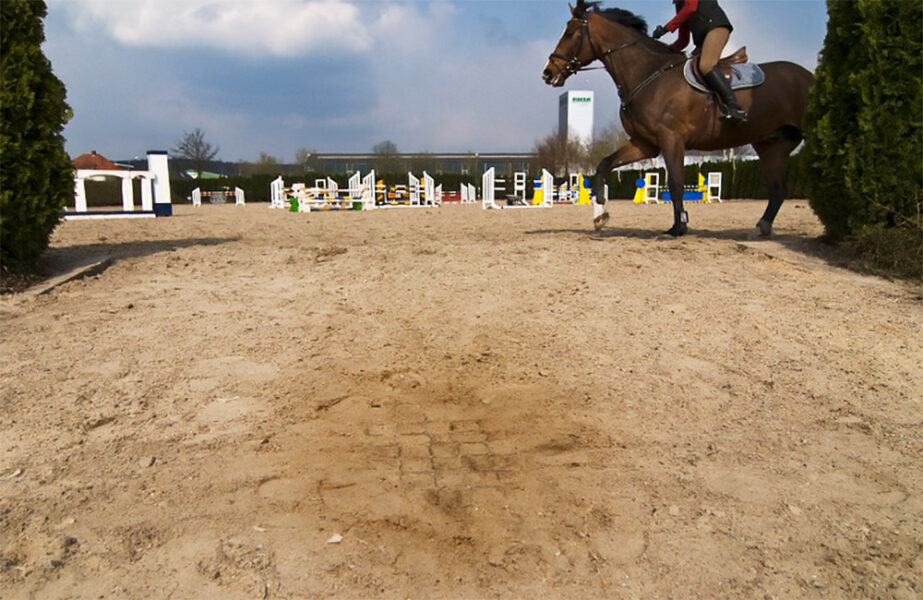 Reitplatz mit RIDCON Reitplatzplatten im Reitsportbetrieb