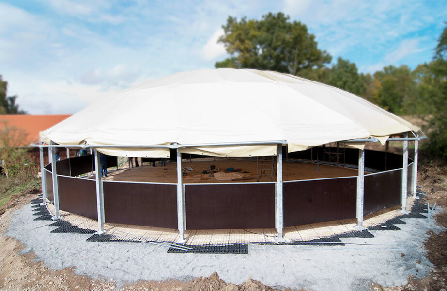 Ein überdachter Roundpen im Aufbau von Außen mit den proGrid RG30