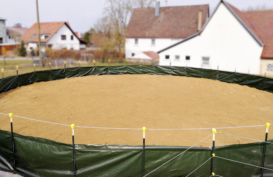 Ein Longierzirkel mit Sand