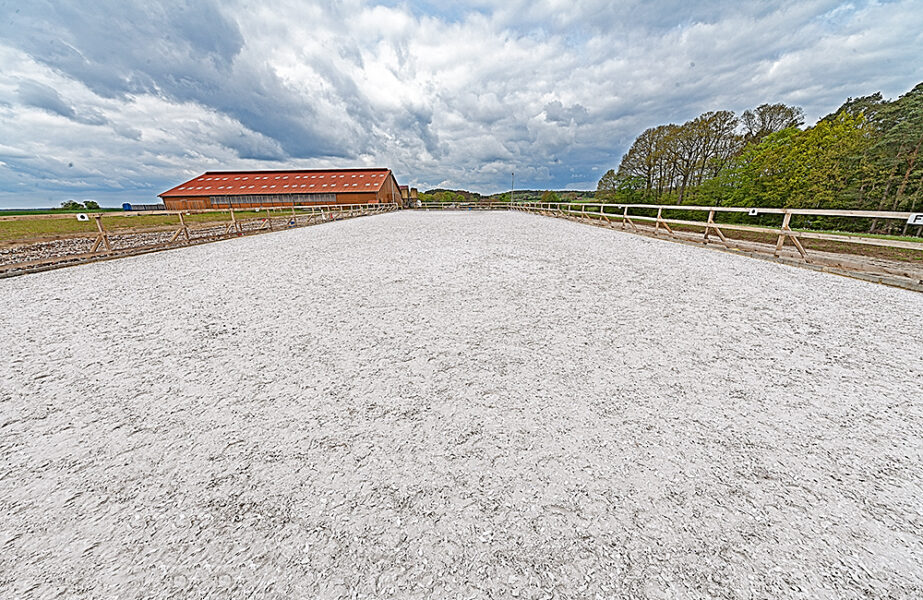 Reitplatz mit stabilem Untergrund aus RIDCON Bodenplatten