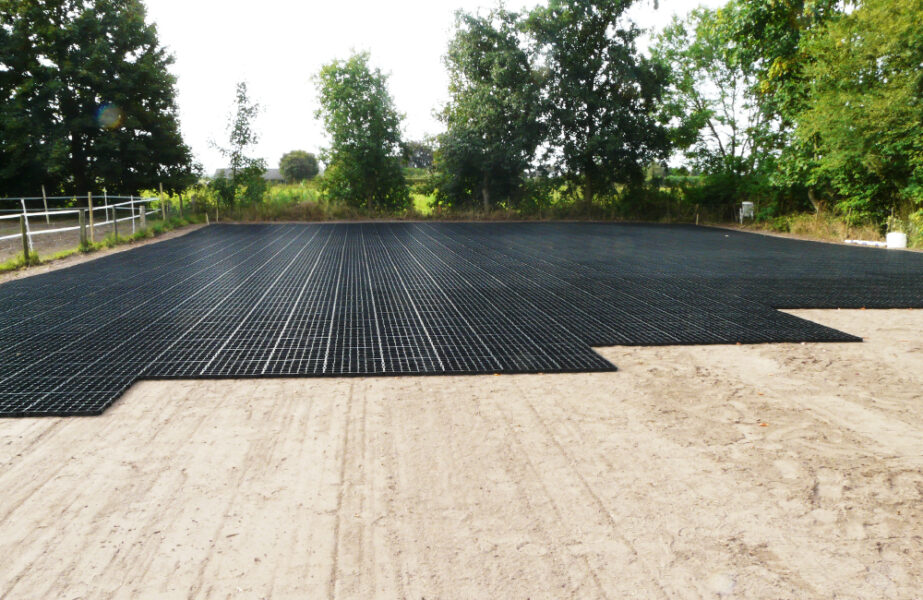 Reitplatzboden mit RIDCON Reitplatzplatten als Untergrund